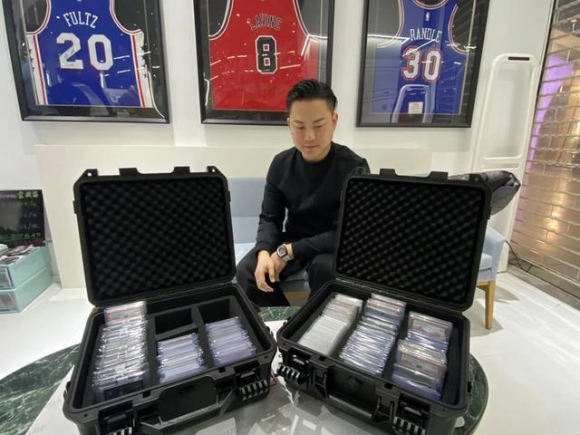 模年轻人集卡拆卡点燃二次元消费新热度ky开元棋牌小小卡牌撑起百亿级市场规(图3)