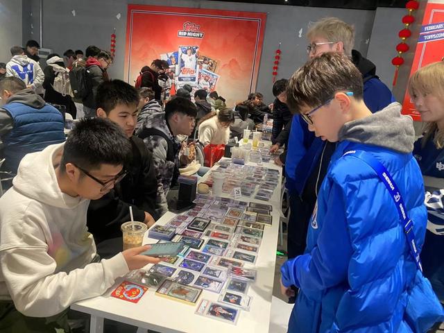模年轻人集卡拆卡点燃二次元消费新热度ky开元棋牌小小卡牌撑起百亿级市场规(图1)