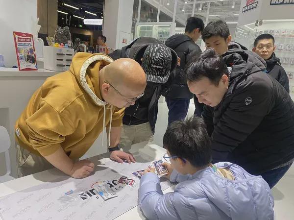 70万张！“卡迷”为啥如此疯狂开元ky棋牌哪吒卡牌一周内卖出(图3)